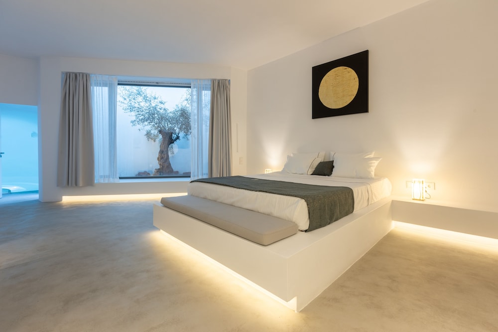 Heavens Edge by Mr and Mrs White — Hotel rooms in Imerovigli, South Aegean