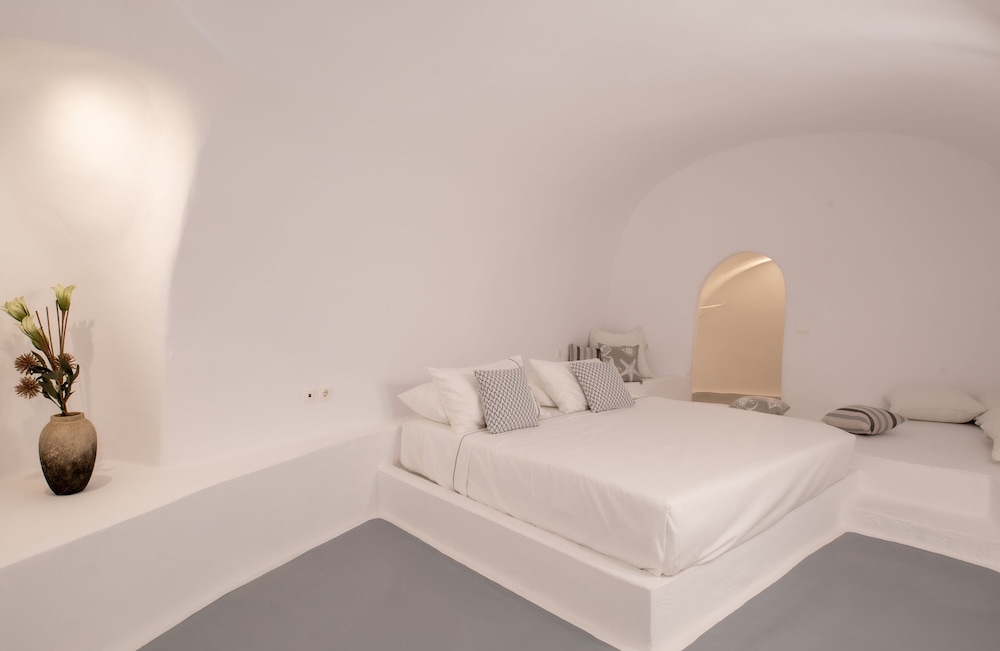 Heavens Edge by Mr and Mrs White — Hotel rooms in Imerovigli, South Aegean