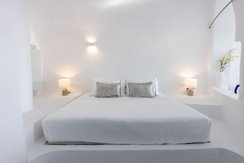 Heavens Edge by Mr and Mrs White — Hotel rooms in Imerovigli, South Aegean