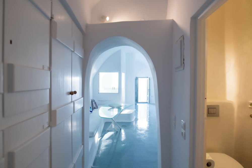 Heavens Edge by Mr and Mrs White — Hotel rooms in Imerovigli, South Aegean