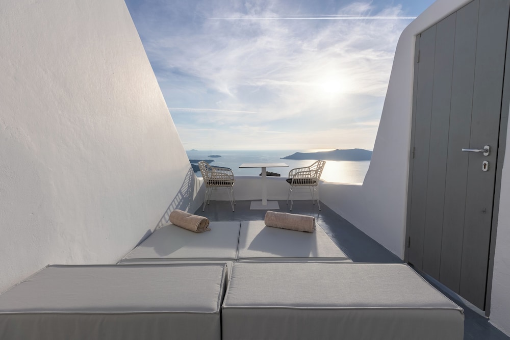 Heavens Edge by Mr and Mrs White — Hotel rooms in Imerovigli, South Aegean