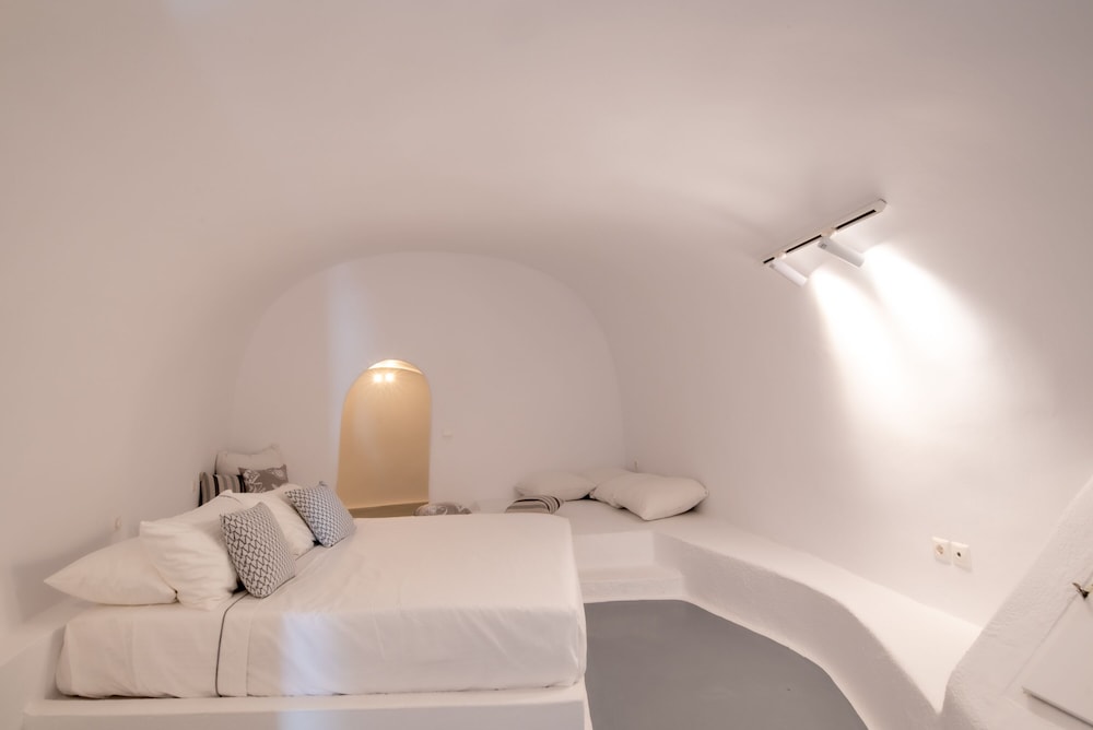 Heavens Edge by Mr and Mrs White — Hotel rooms in Imerovigli, South Aegean