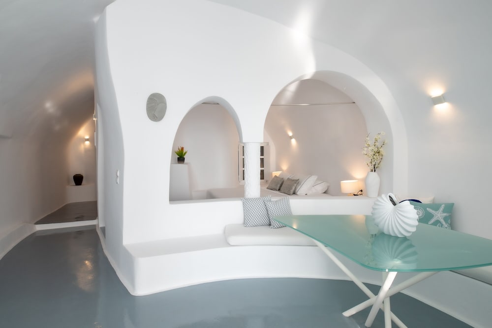 Heavens Edge by Mr and Mrs White — Hotel rooms in Imerovigli, South Aegean