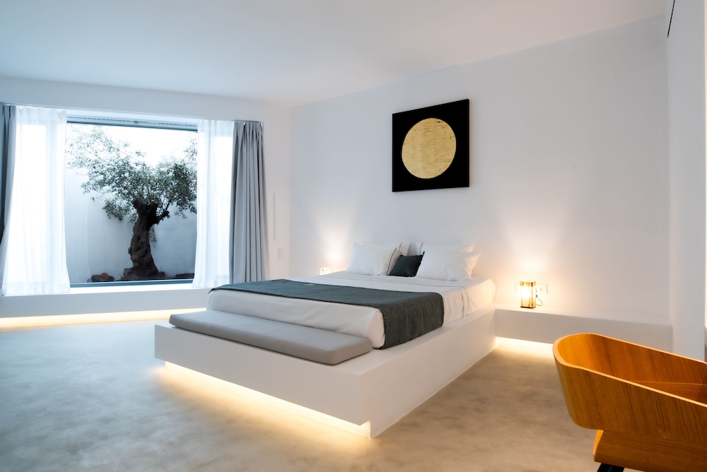 Heavens Edge by Mr and Mrs White — Hotel rooms in Imerovigli, South Aegean
