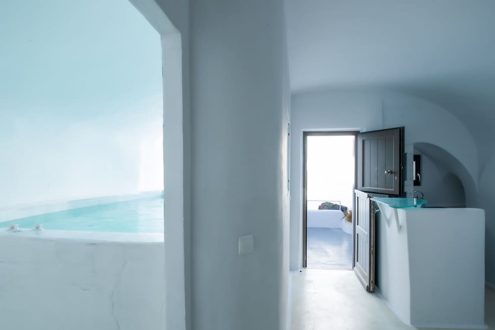 Heavens Edge by Mr and Mrs White — Hotel rooms in Imerovigli, South Aegean