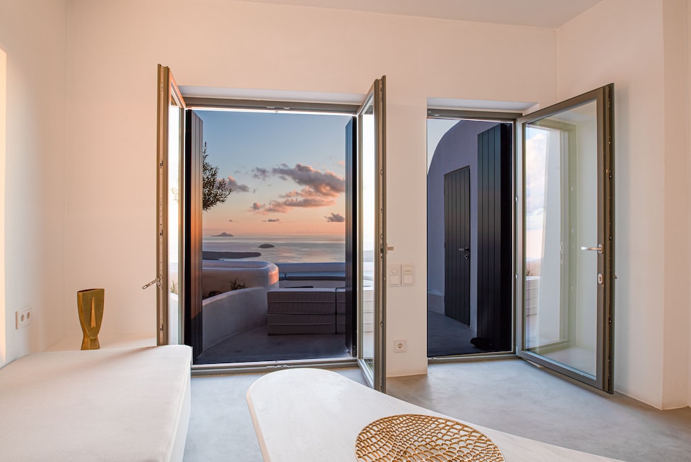 Heavens Edge by Mr and Mrs White — Hotel rooms in Imerovigli, South Aegean