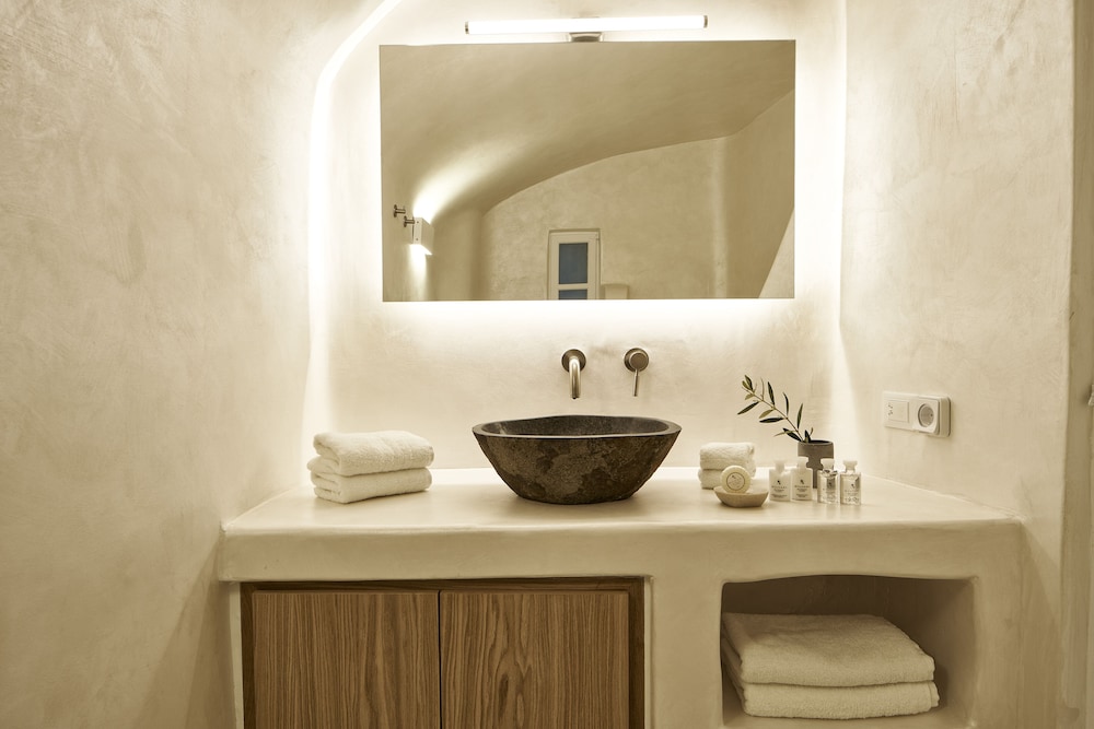 Heavens Edge by Mr and Mrs White — Hotel rooms in Imerovigli, South Aegean