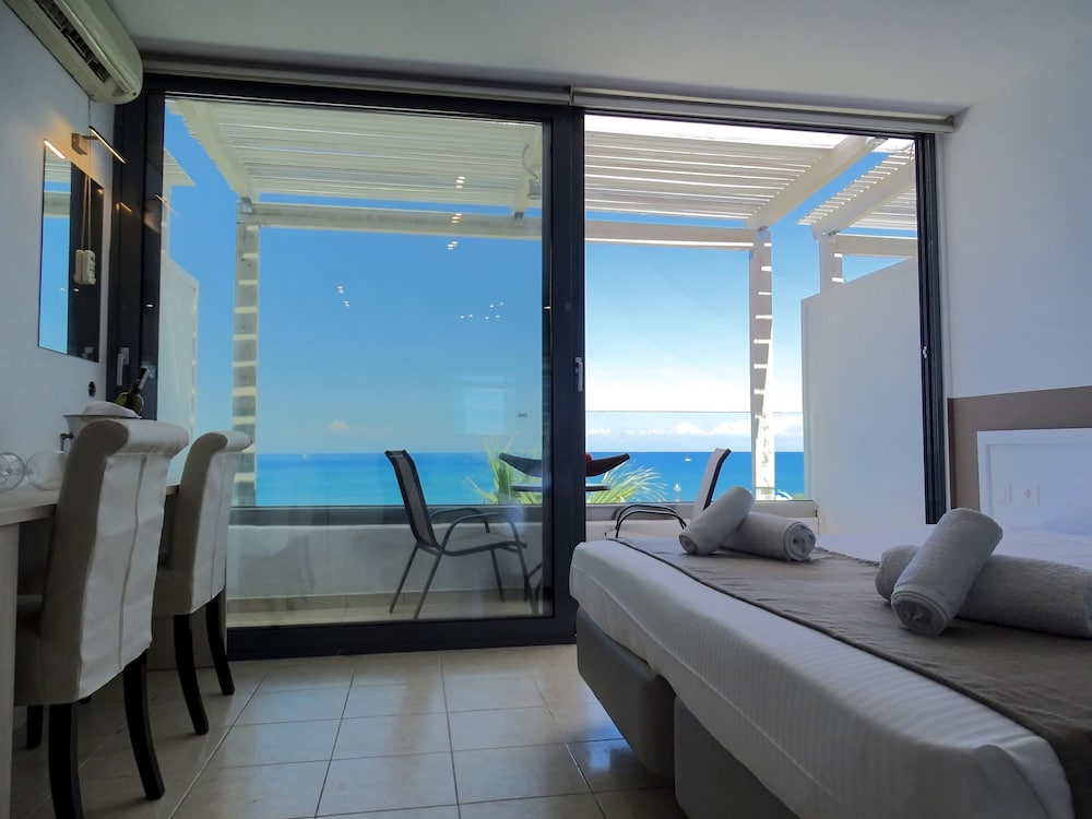 Lido Star Beach — Hotel rooms in Faliraki, South Aegean