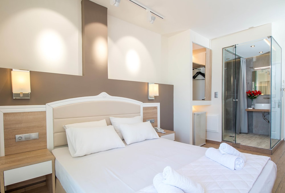 Lido Star Beach — Hotel rooms in Faliraki, South Aegean