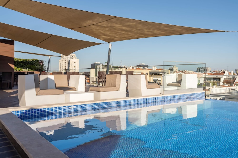 Jupiter Lisboa Hotel – Rooftop & Spa — Swimming pool in Lisbon, Lisboa