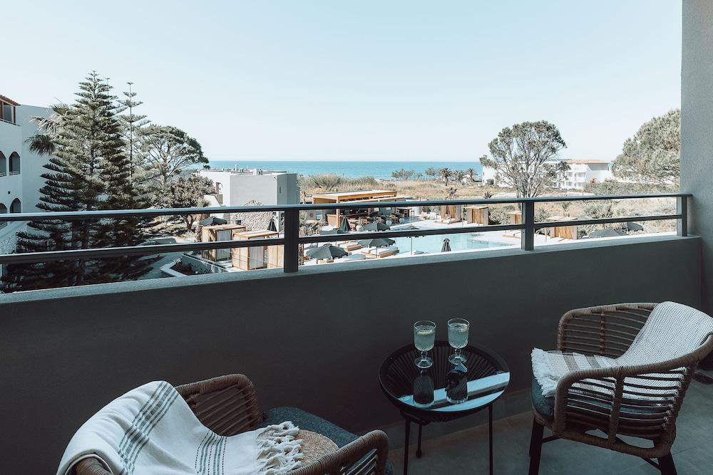 Eliros Mare Beachfront Poem Hotel — Hotel rooms in Georgioupolis