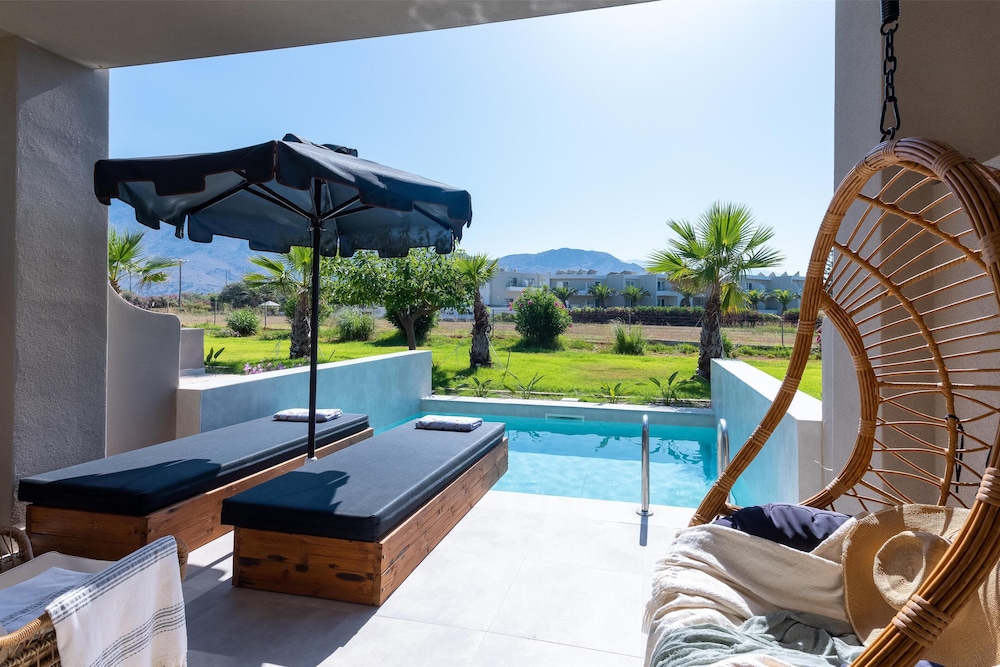 Eliros Mare Beachfront Poem Hotel — Swimming pool in Georgioupolis
