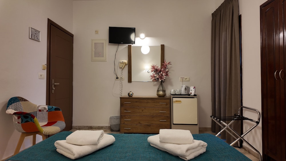 Marybill — Hotel rooms in Perissa, South Aegean