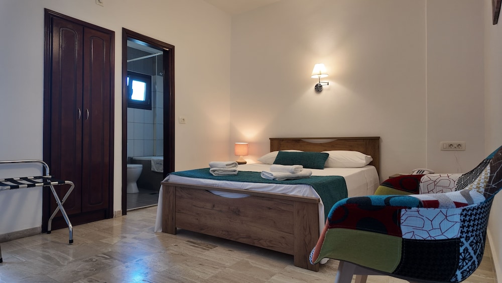 Marybill — Hotel rooms in Perissa, South Aegean