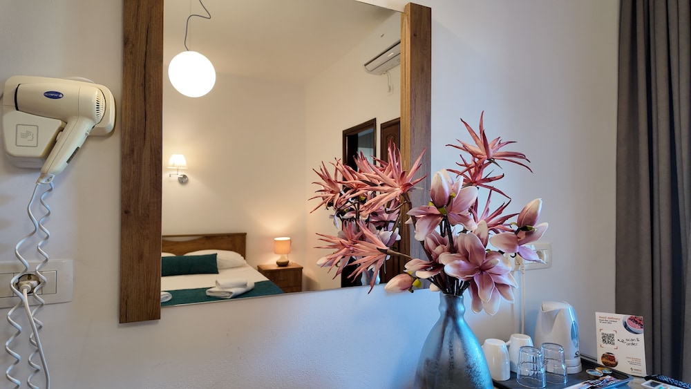Marybill — Hotel rooms in Perissa, South Aegean