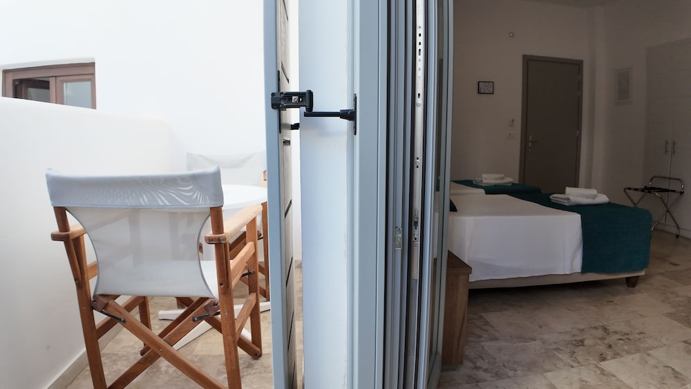 Marybill — Hotel rooms in Perissa, South Aegean