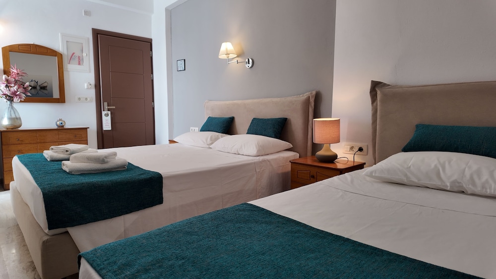 Marybill — Hotel rooms in Perissa, South Aegean