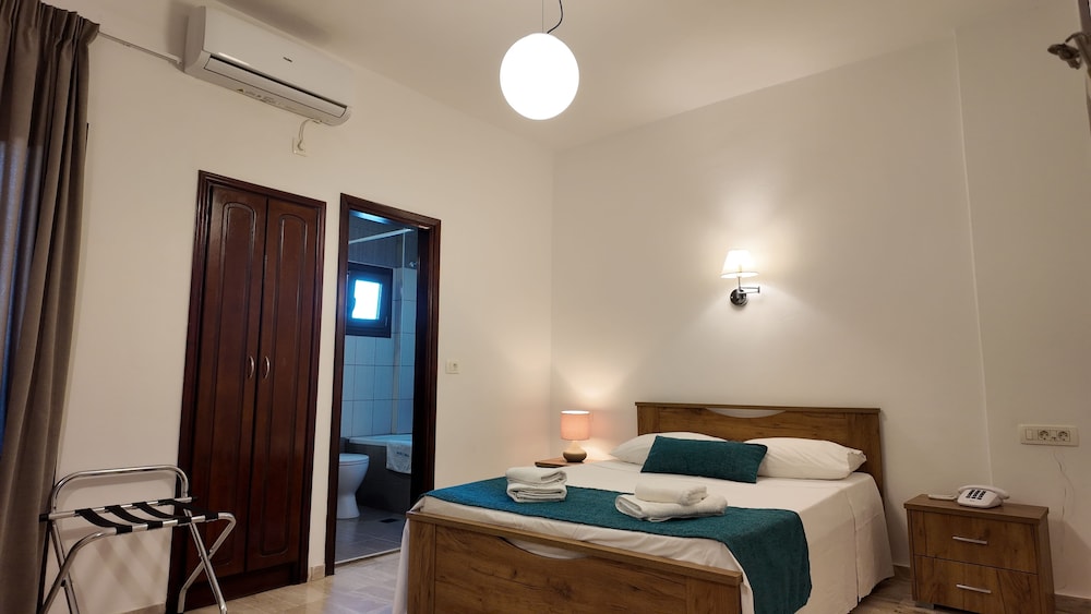 Marybill — Hotel rooms in Perissa, South Aegean