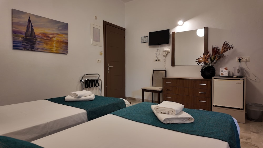 Marybill — Hotel rooms in Perissa, South Aegean