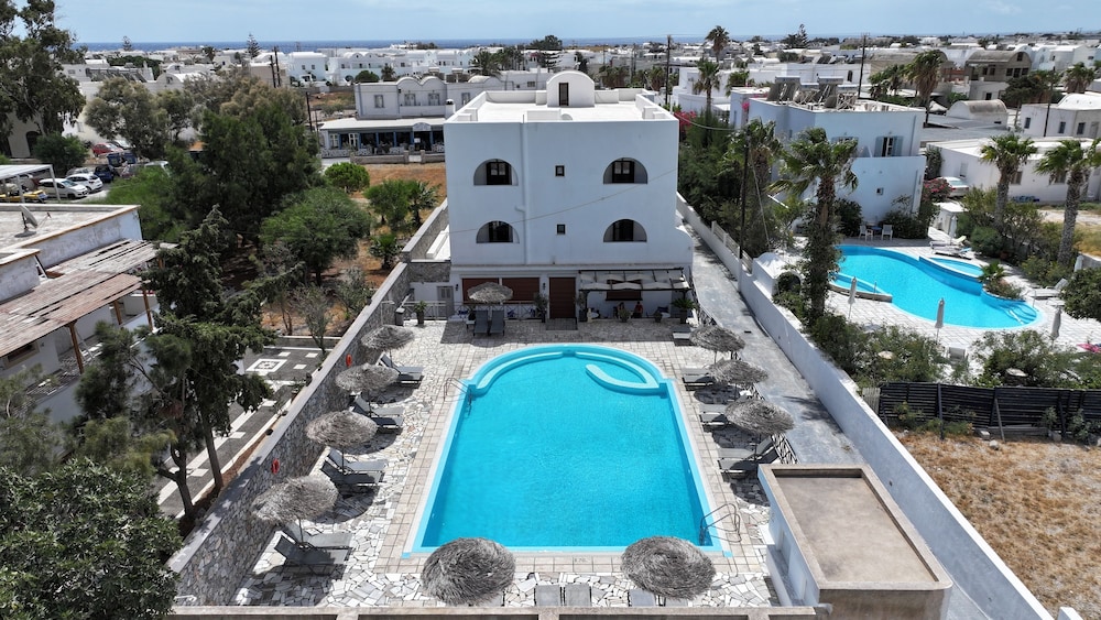 Marybill — Swimming pool in Perissa, South Aegean