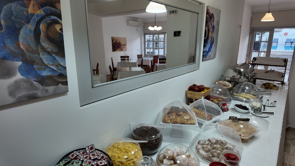 Marybill — Restaurant & bars in Perissa, South Aegean