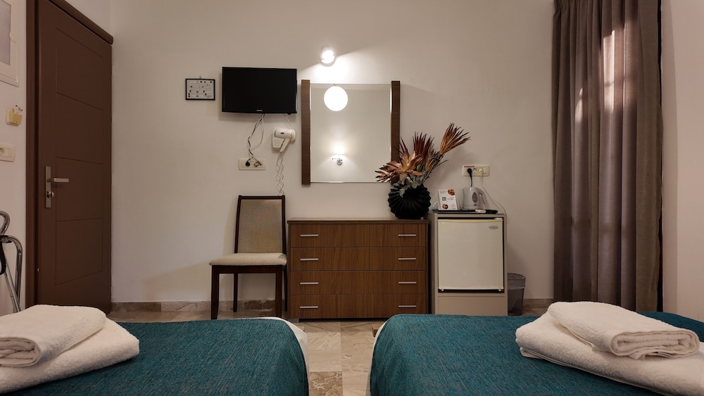 Marybill — Hotel rooms in Perissa, South Aegean