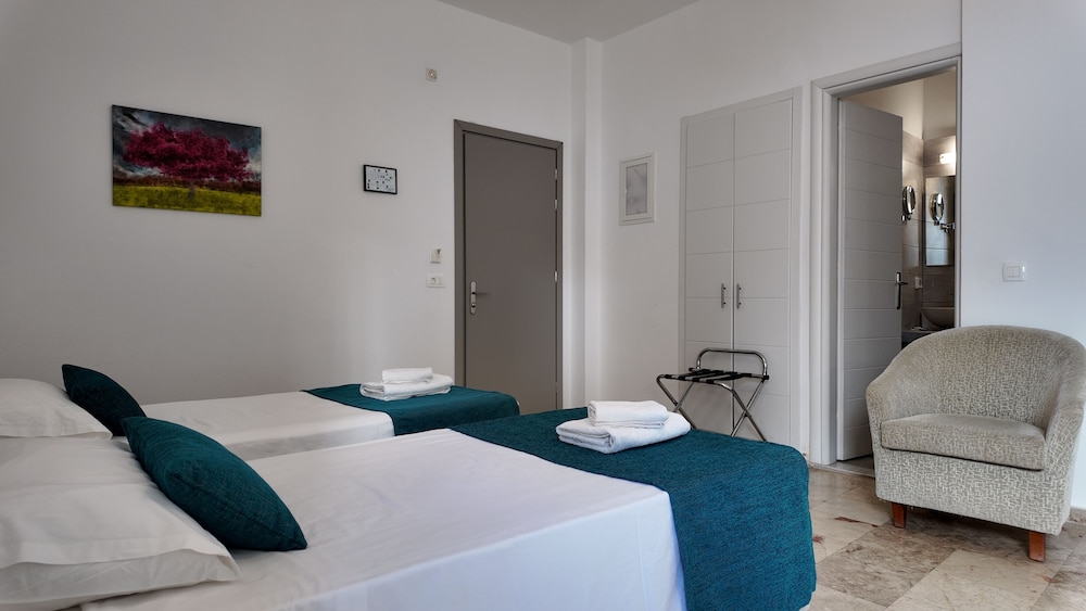 Marybill — Hotel rooms in Perissa, South Aegean