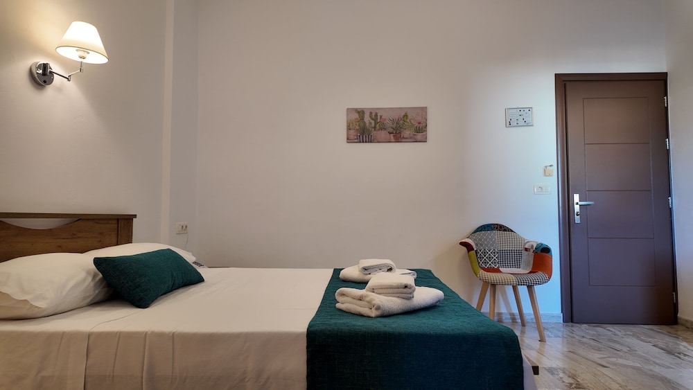 Marybill — Hotel rooms in Perissa, South Aegean