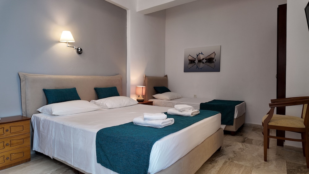 Marybill — Hotel rooms in Perissa, South Aegean