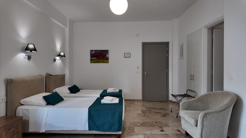 Marybill — Hotel rooms in Perissa, South Aegean
