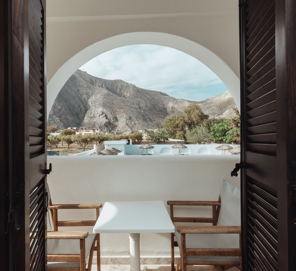 Marybill — Hotel rooms in Perissa, South Aegean