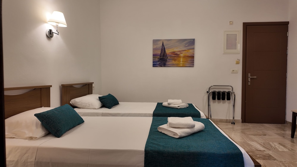 Marybill — Hotel rooms in Perissa, South Aegean