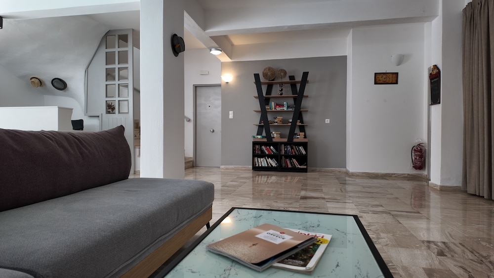 Marybill — Hotel rooms in Perissa, South Aegean