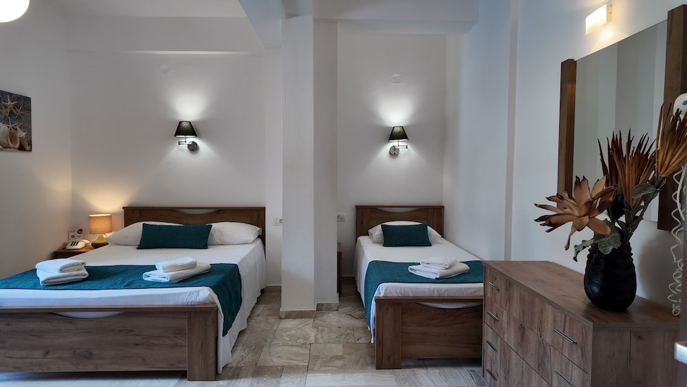 Marybill — Hotel rooms in Perissa, South Aegean