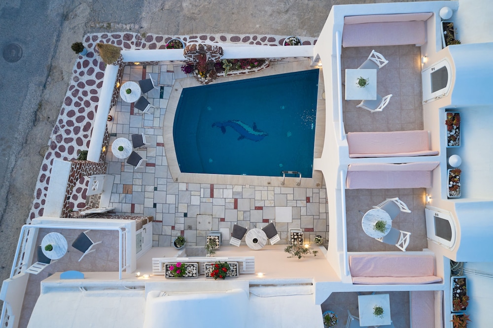 Merovigliosso Apartments — Swimming pool in Imerovigli, South Aegean