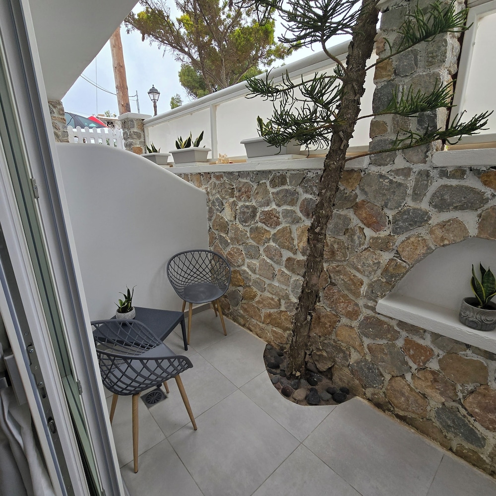Merovigliosso Apartments — Hotel building in Imerovigli, South Aegean