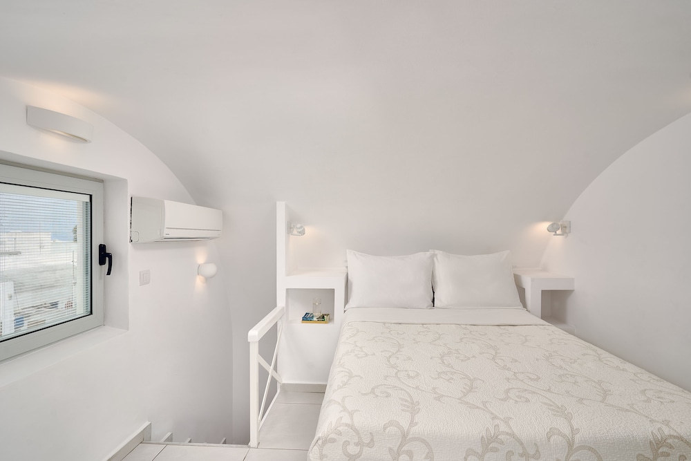 Merovigliosso Apartments — Hotel rooms in Imerovigli, South Aegean