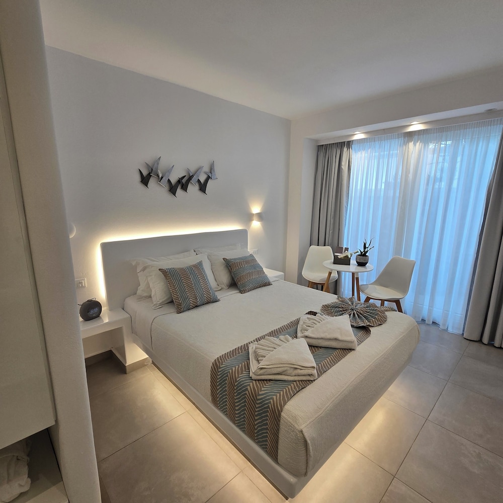 Merovigliosso Apartments — Hotel rooms in Imerovigli, South Aegean