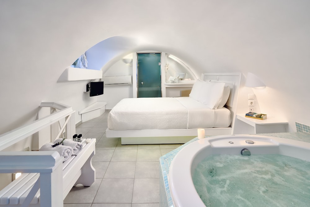 Merovigliosso Apartments — Hotel rooms in Imerovigli, South Aegean