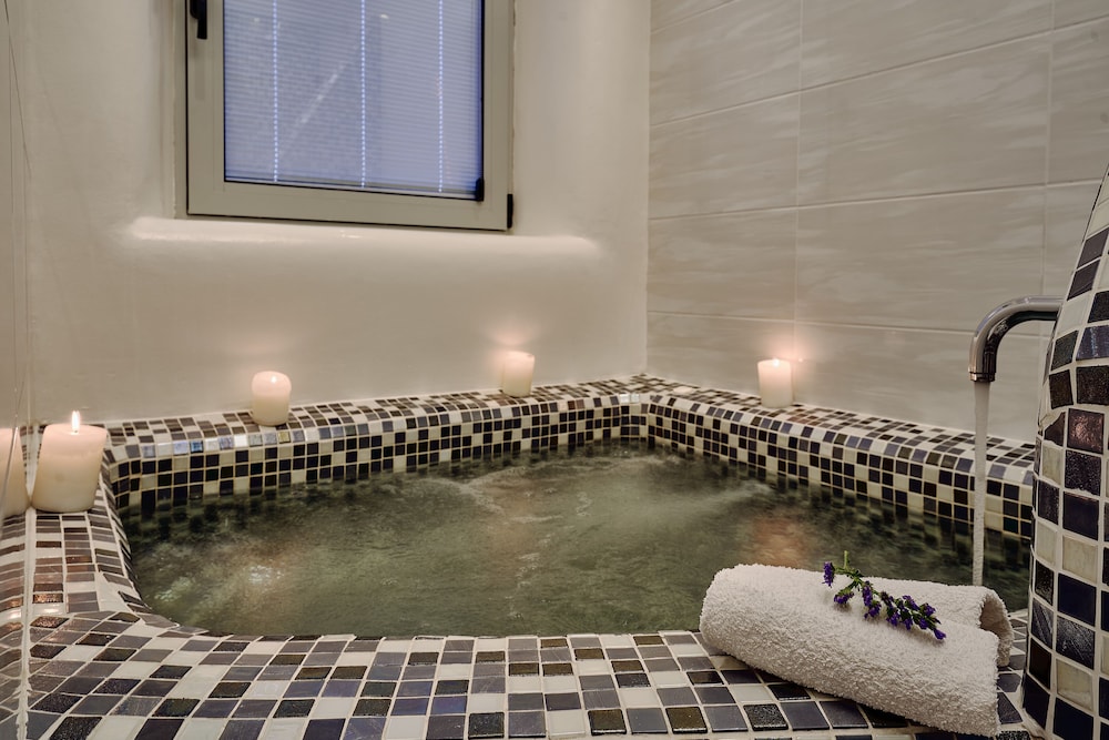 Merovigliosso Apartments — Spa in Imerovigli, South Aegean