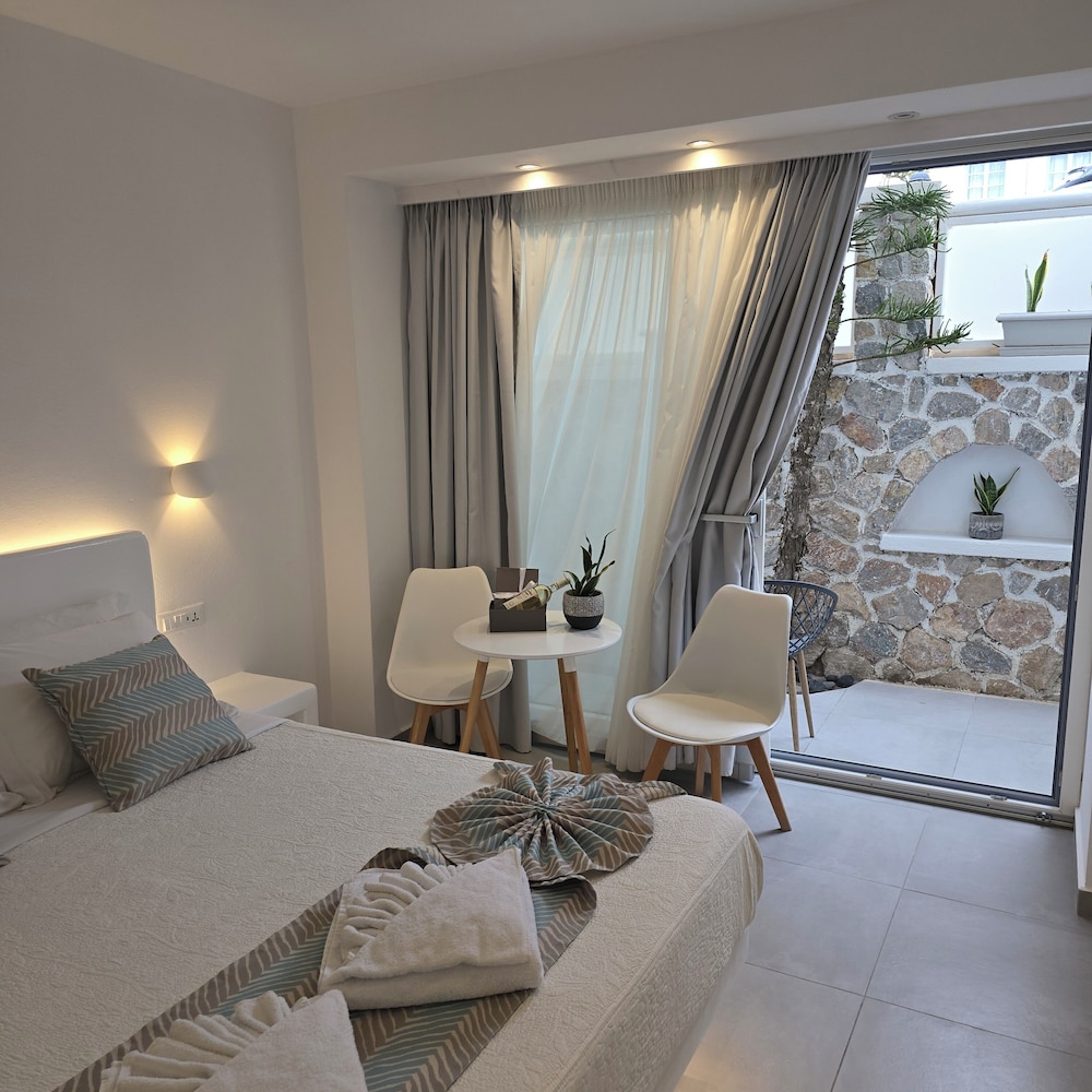 Merovigliosso Apartments — Hotel rooms in Imerovigli, South Aegean