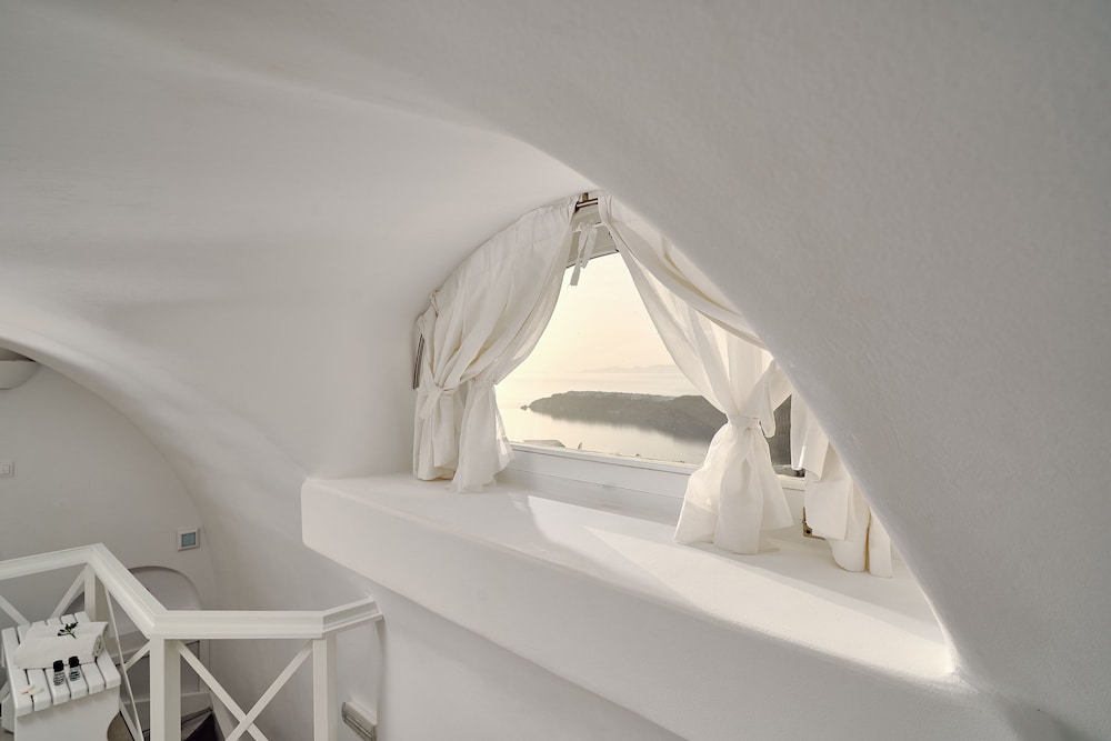 Merovigliosso Apartments — Hotel rooms in Imerovigli, South Aegean