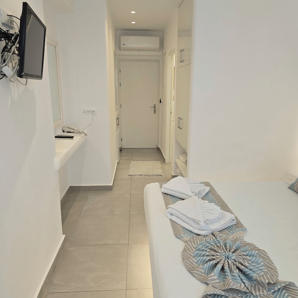 Merovigliosso Apartments — Hotel rooms in Imerovigli, South Aegean