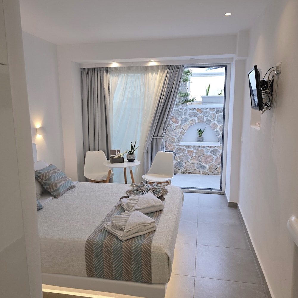Merovigliosso Apartments — Hotel rooms in Imerovigli, South Aegean