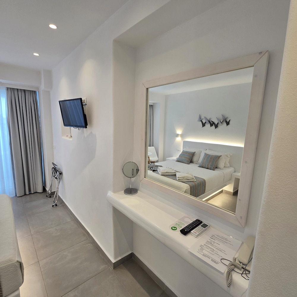 Merovigliosso Apartments — Hotel rooms in Imerovigli, South Aegean