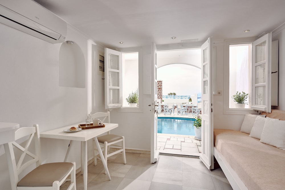 Merovigliosso Apartments — Hotel rooms in Imerovigli, South Aegean