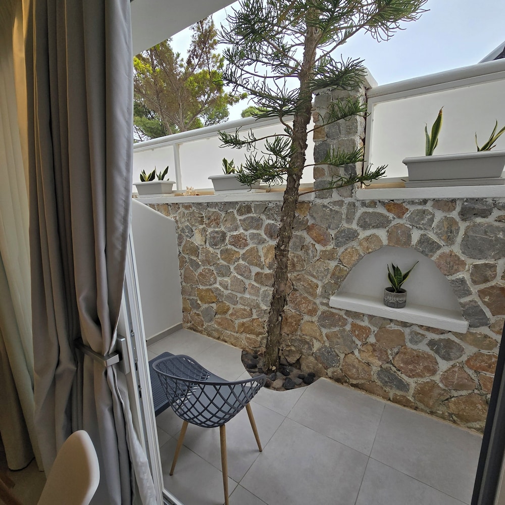 Merovigliosso Apartments — Hotel rooms in Imerovigli, South Aegean