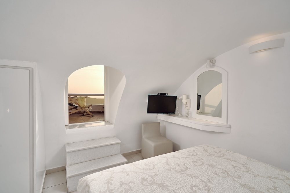 Merovigliosso Apartments — Hotel rooms in Imerovigli, South Aegean