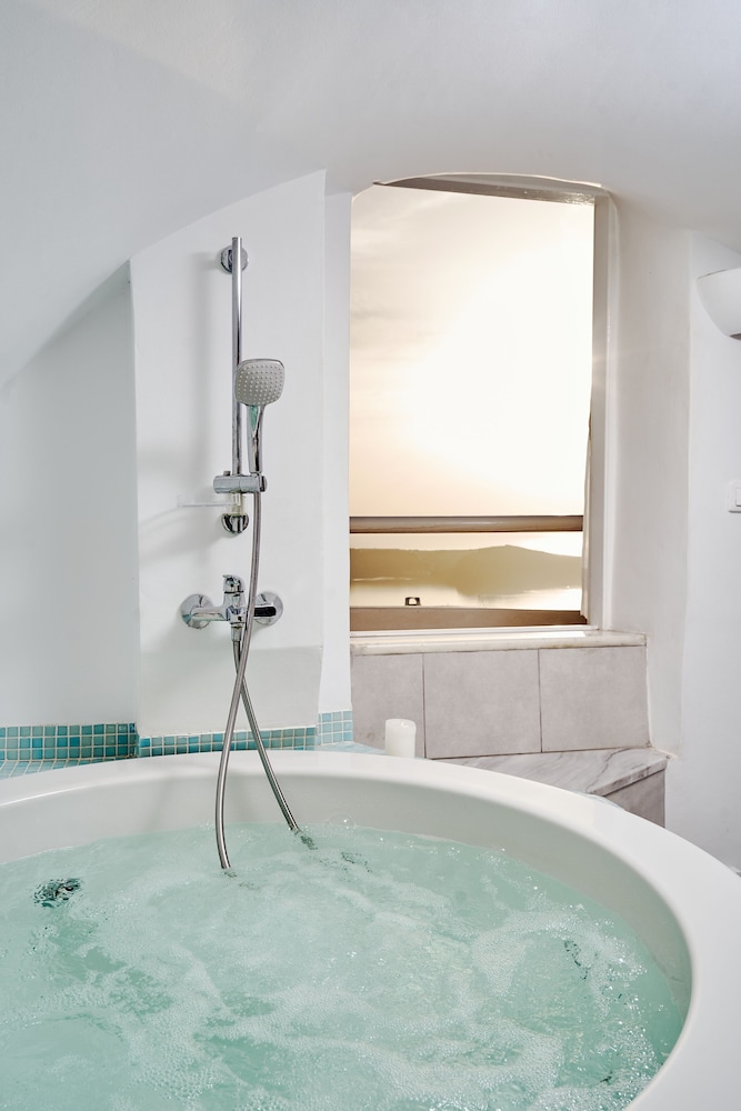 Merovigliosso Apartments — Hotel rooms in Imerovigli, South Aegean