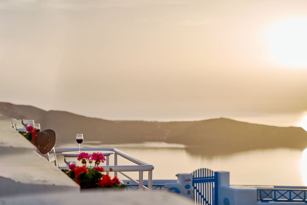 Merovigliosso Apartments — Attractions in the area in Imerovigli, South Aegean